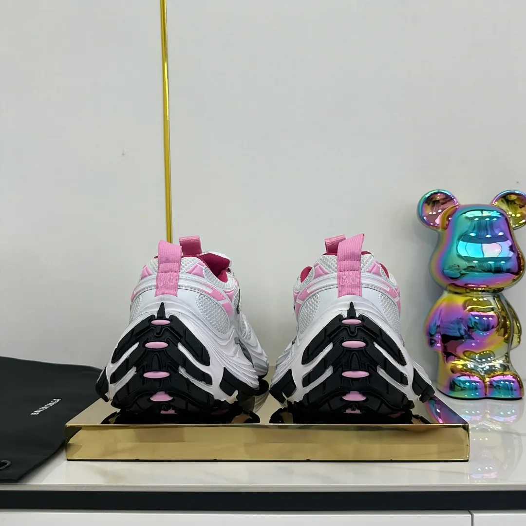 👟👟Ex-factory price 680👟👟 Balenciaga Balenciaga CARGO 6XL Sneakers Round-toe lace-up Low-cut lifestyle mesh lace-up Low-cut catwalk retro Balenciaga is always at the forefront of fashion. This model has huge size and eye-catching design. It is in line with the current "" trend. It uses an all-black color scheme to create a low-key yet gorgeous effect. The 6XL size makes it a conspicuous presence in the market. Suitable for people who pursue individuality. The products released this time once again reflect their innovation capabilities. They are made of microfiber and mesh. Its avant-garde design, exaggerated volume and reflective details give it a special silhouette. It is made of mesh material, which brings good foot feel, comfortable and breathable. The appearance still adopts the classic shape. The shoe body is fashionable and easy to wear. Item No.: 815859 W2MV2 1012 Size: 35-46